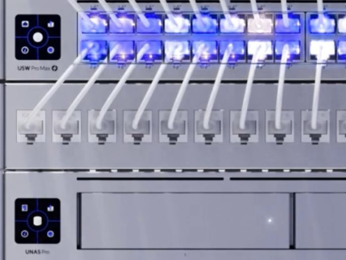 Apparati UniFi in rack: switch e storage di rete